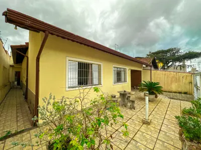 Casa - Edícula com 2 quartos (sendo 2 suite(s)) a 700,00 metros praia.