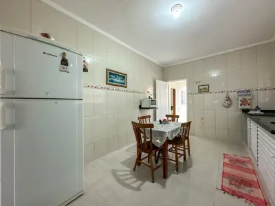 Casa - Edícula com 2 quartos (sendo 2 suite(s)) a 700,00 metros praia.