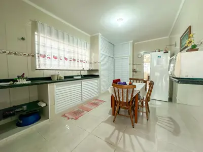 Casa - Edícula com 2 quartos (sendo 2 suite(s)) a 700,00 metros praia.