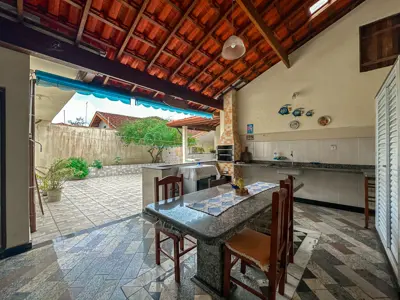 Casa - Edícula com 2 quartos (sendo 2 suite(s)) a 700,00 metros praia.