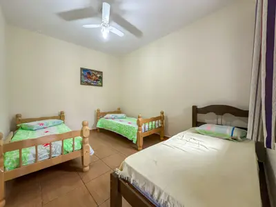 Casa - Edícula com 2 quartos (sendo 2 suite(s)) a 700,00 metros praia.