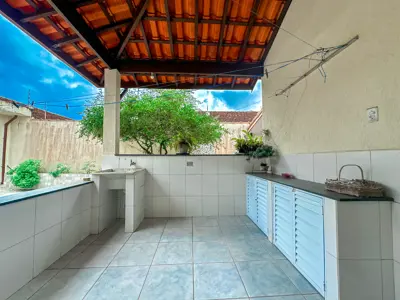 Casa - Edícula com 2 quartos (sendo 2 suite(s)) a 700,00 metros praia.