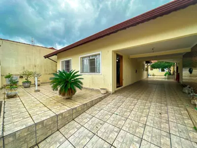 Casa - Edícula com 2 quartos (sendo 2 suite(s)) a 700,00 metros praia.