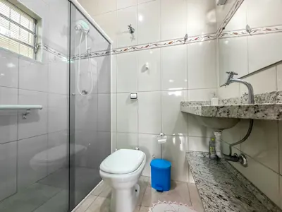 Casa - Edícula com 2 quartos (sendo 2 suite(s)) a 700,00 metros praia.