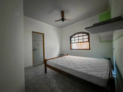 Casa - Térrea com 3 quartos (sendo 1 suite(s)) a 100,00 metros praia.