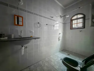 Casa - Térrea com 3 quartos (sendo 1 suite(s)) a 100,00 metros praia.