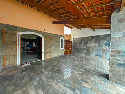 Casa - Térrea com 3 quartos (sendo 1 suite(s)) a 100,00 metros praia.