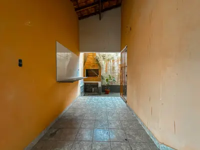 Casa - Térrea com 3 quartos (sendo 1 suite(s)) a 100,00 metros praia.