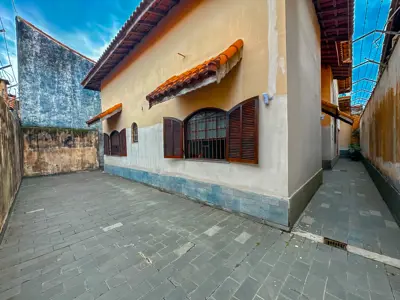Casa - Térrea com 3 quartos (sendo 1 suite(s)) a 100,00 metros praia.