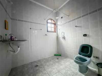 Casa - Térrea com 3 quartos (sendo 1 suite(s)) a 100,00 metros praia.