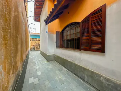 Casa - Térrea com 3 quartos (sendo 1 suite(s)) a 100,00 metros praia.