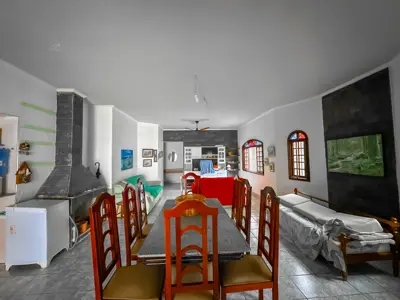 Casa - Térrea com 3 quartos (sendo 1 suite(s)) a 100,00 metros praia.