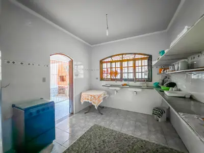 Casa - Térrea com 3 quartos (sendo 1 suite(s)) a 100,00 metros praia.