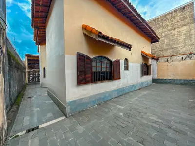 Casa - Térrea com 3 quartos (sendo 1 suite(s)) a 100,00 metros praia.