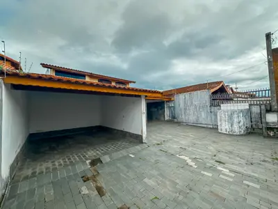 Casa - Térrea com 3 quartos (sendo 1 suite(s)) a 100,00 metros praia.
