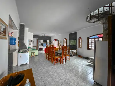 Casa - Térrea com 3 quartos (sendo 1 suite(s)) a 100,00 metros praia.