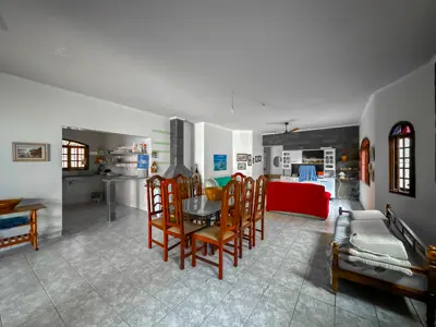 Casa - Térrea com 3 quartos (sendo 1 suite(s)) a 100,00 metros praia.