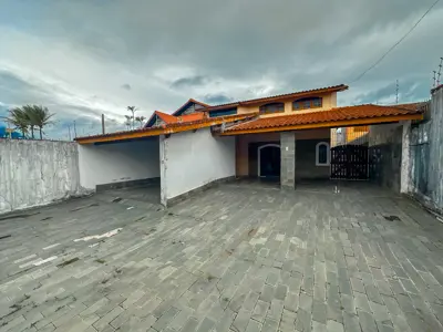 Casa - Térrea com 3 quartos (sendo 1 suite(s)) a 100,00 metros praia.