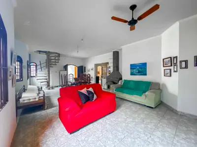 Casa - Térrea com 3 quartos (sendo 1 suite(s)) a 100,00 metros praia.