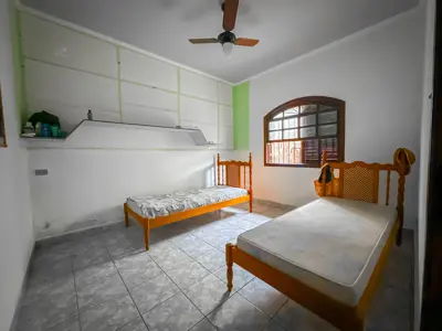 Casa - Térrea com 3 quartos (sendo 1 suite(s)) a 100,00 metros praia.