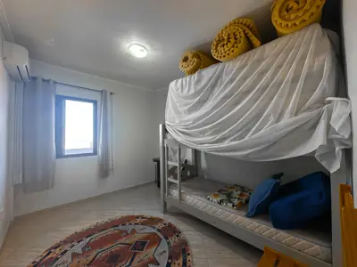 Apartamento - Alto com 3 quartos (sendo 1 suite(s)) a 400,00 metros praia.