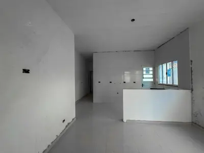 Casa - Sobreposta / baixo com 2 quartos (sendo 1 suite(s)) a 2500,00 metros praia.