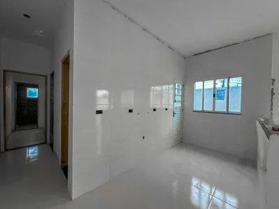 Casa - Sobreposta / baixo com 2 quartos (sendo 1 suite(s)) a 2500,00 metros praia.