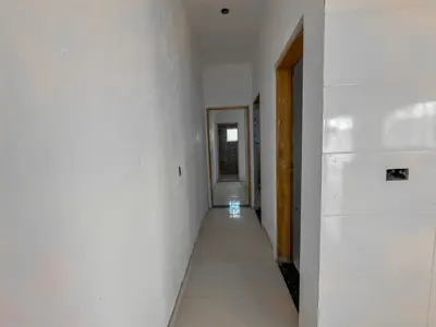 Casa - Sobreposta / baixo com 2 quartos (sendo 1 suite(s)) a 2500,00 metros praia.