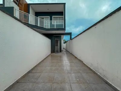 Casa - Sobreposta / baixo com 2 quartos (sendo 1 suite(s)) a 2500,00 metros praia.