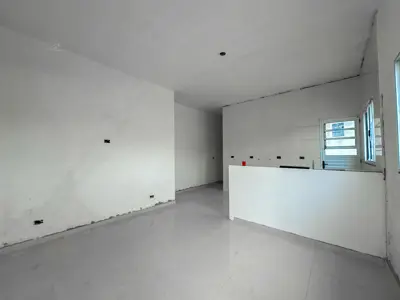 Casa - Sobreposta / baixo com 2 quartos (sendo 1 suite(s)) a 2500,00 metros praia.