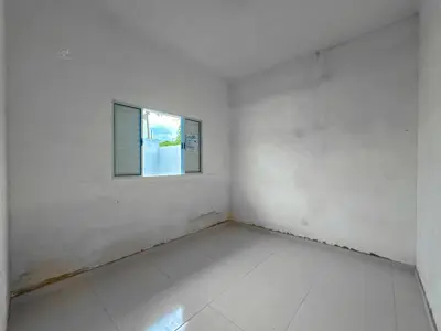 Casa - Sobreposta / baixo com 2 quartos (sendo 1 suite(s)) a 2500,00 metros praia.