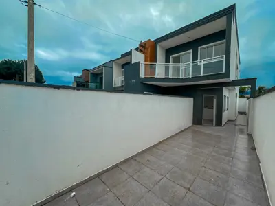 Casa - Sobreposta / baixo com 2 quartos (sendo 1 suite(s)) a 2500,00 metros praia.