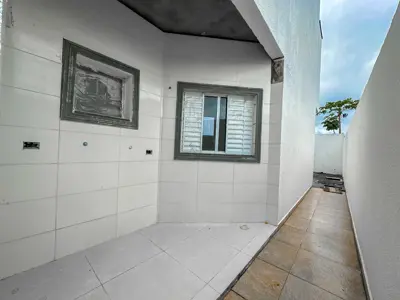 Casa - Sobreposta / baixo com 2 quartos (sendo 1 suite(s)) a 2500,00 metros praia.