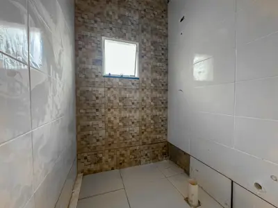 Casa - Sobreposta / baixo com 2 quartos (sendo 1 suite(s)) a 2500,00 metros praia.