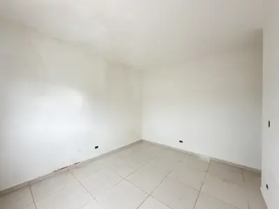 Casa - Sobreposta / alto com 2 quartos (sendo 1 suite(s)) a 2500,00 metros praia.