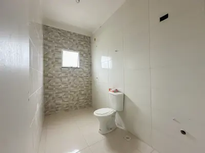 Casa - Sobreposta / alto com 2 quartos (sendo 1 suite(s)) a 2500,00 metros praia.