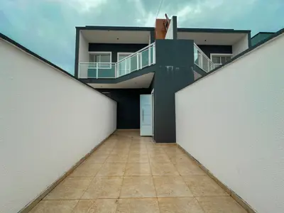 Casa - Sobreposta / alto com 2 quartos (sendo 1 suite(s)) a 2500,00 metros praia.
