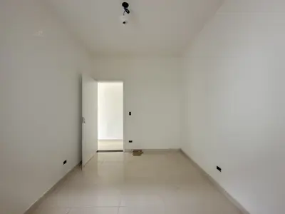 Casa - Sobreposta / alto com 2 quartos (sendo 1 suite(s)) a 2500,00 metros praia.