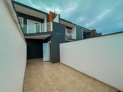 Casa - Sobreposta / alto com 2 quartos (sendo 1 suite(s)) a 2500,00 metros praia.