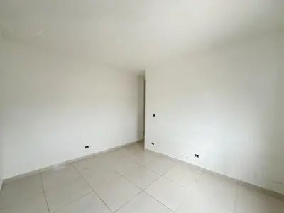 Casa - Sobreposta / alto com 2 quartos (sendo 1 suite(s)) a 2500,00 metros praia.