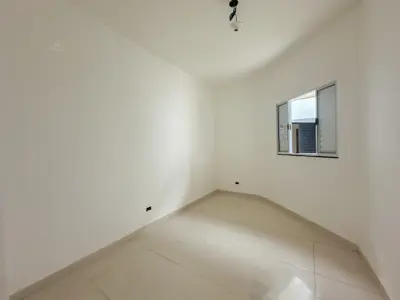 Casa - Sobreposta / alto com 2 quartos (sendo 1 suite(s)) a 2500,00 metros praia.