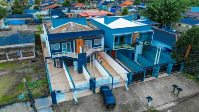 Casa - Sobreposta / alto com 2 quartos (sendo 1 suite(s)) a 2500,00 metros praia.