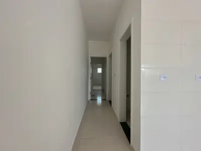 Casa - Sobreposta / alto com 2 quartos (sendo 1 suite(s)) a 2500,00 metros praia.