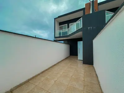 Casa - Sobreposta / alto com 2 quartos (sendo 1 suite(s)) a 2500,00 metros praia.