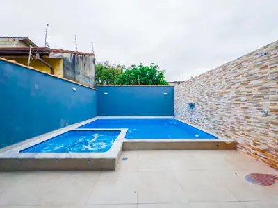 Casa - Térrea com piscina com 2 quartos (sendo 1 suite(s)) a 1000,00 metros praia.