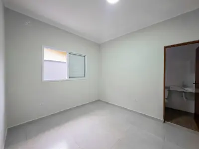 Casa - Térrea com piscina com 2 quartos (sendo 1 suite(s)) a 1000,00 metros praia.