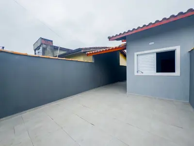 Casa - Térrea com piscina com 2 quartos (sendo 1 suite(s)) a 1000,00 metros praia.