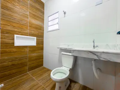 Casa - Térrea com piscina com 2 quartos (sendo 1 suite(s)) a 1000,00 metros praia.