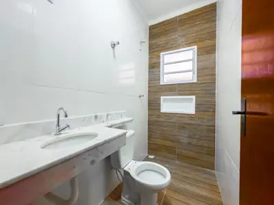 Casa - Térrea com piscina com 2 quartos (sendo 1 suite(s)) a 1000,00 metros praia.