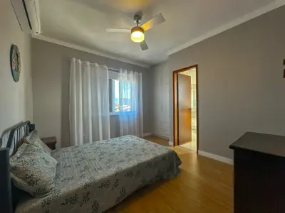 Apartamento - Amplo com 2 quartos (sendo 1 suite(s)) a 700,00 metros praia.